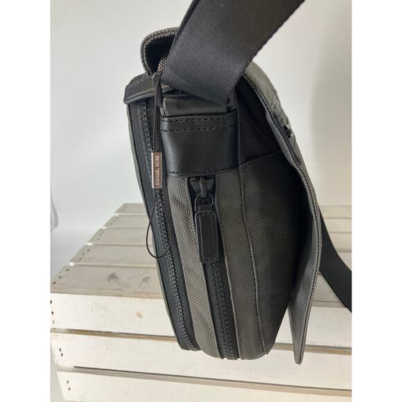 MICHAEL KORS NWT PARKER LG CHARCOAL CANVAS MESSANGER BAG - Picture 3 of 16